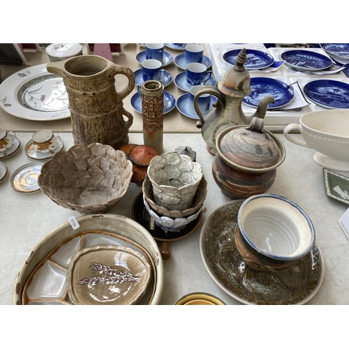 401 - A collection of 20th century studio pottery to include Sheringham oval dish, Inniemore Pottery coffe... 