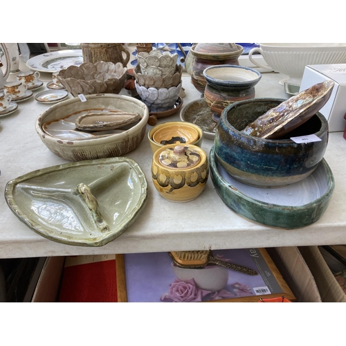 401 - A collection of 20th century studio pottery to include Sheringham oval dish, Inniemore Pottery coffe... 