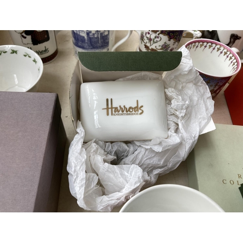 427 - A collection of ceramics to include Harrods Knightsbridge, The Royal Collection trinket box, thimble... 