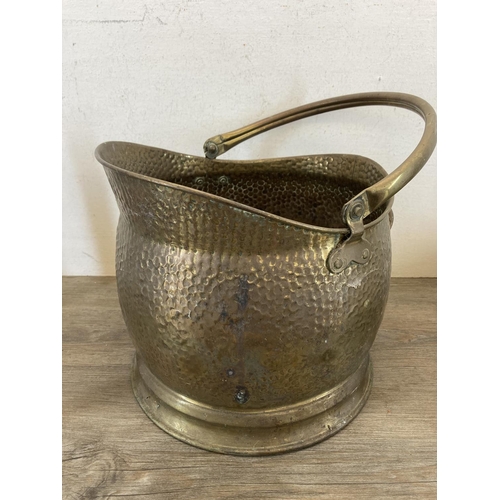 451 - A collection of antique and later metalware to include two 19th century brass graduating saucepans, ... 