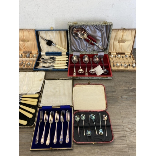 466 - A collection of vintage cased cutlery