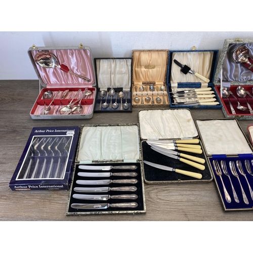 466 - A collection of vintage cased cutlery