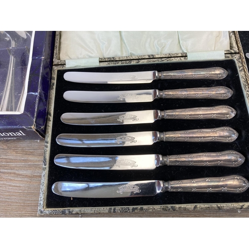 466 - A collection of vintage cased cutlery