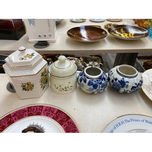 441 - A collection of ceramics to include Delft ashtray and vase, Wedgwood plate, two Royal Doulton 'The B... 