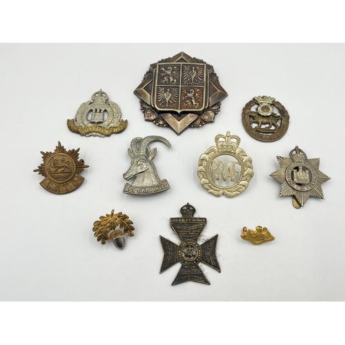 2092 - Ten military cap badges