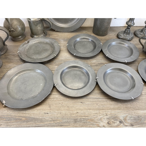 531 - A collection of 19th century and later pewter to include dinner plates, tankards etc.