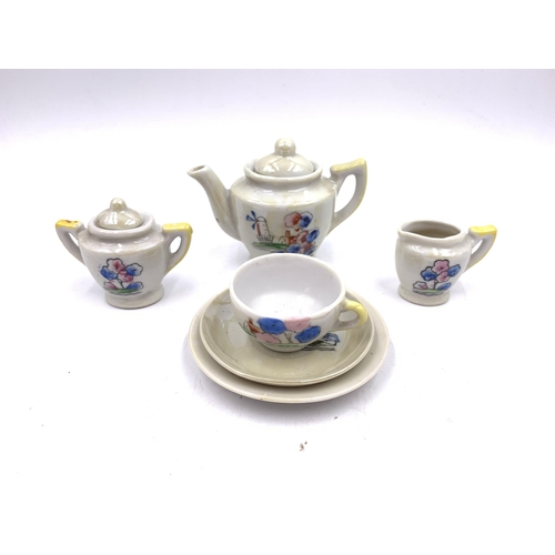 410 - A 1930s/40s boxed Japanese miniature doll's house ceramic tea set