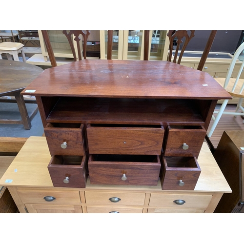 121 - A modern hardwood corner TV stand - approx. 62cm high x 86cm wide x 48cm deep