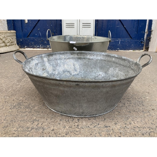 286 - Two items, one galvanized twin handled bath tub and one aluminium twin handled bucket - largest appr... 