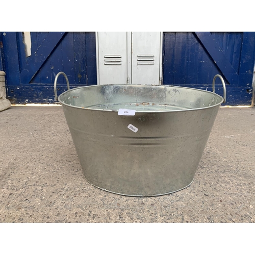 286 - Two items, one galvanized twin handled bath tub and one aluminium twin handled bucket - largest appr... 