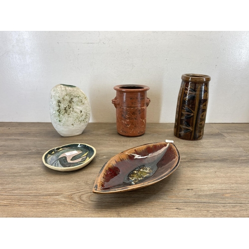 495 - Five pieces of mid 20th century studio pottery to include Mitsuo Shoji style glazed lip shaped dish ... 