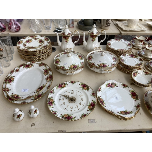 512 - An approx. 166 piece Royal Albert Old Country Roses bone china dinner, tea and coffee service