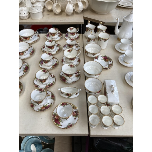 512 - An approx. 166 piece Royal Albert Old Country Roses bone china dinner, tea and coffee service