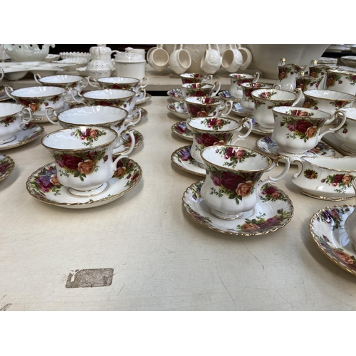 512 - An approx. 166 piece Royal Albert Old Country Roses bone china dinner, tea and coffee service