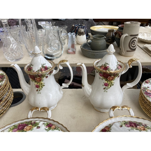 512 - An approx. 166 piece Royal Albert Old Country Roses bone china dinner, tea and coffee service