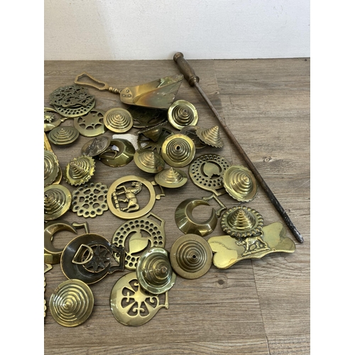 536 - A collection of 19th century and later brassware to include horse brasses, shell case, fire poker et... 