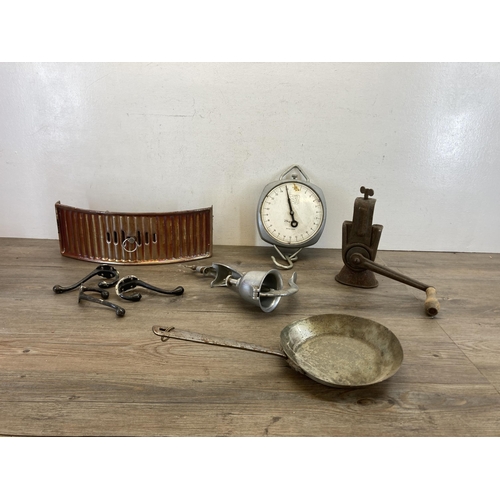 537 - A collection of 19th century and later metalware to include copper frying pan, mid 20th century alum... 