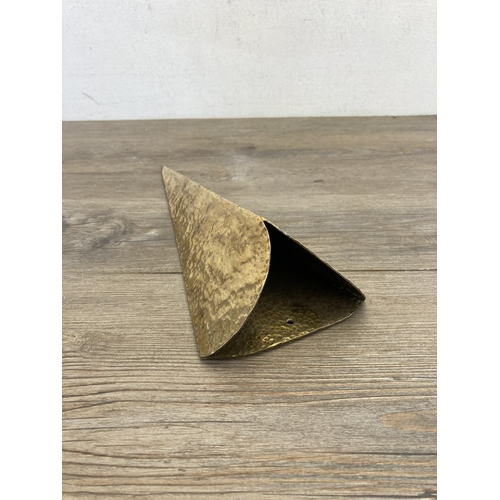 557 - An Arts and Crafts hammered brass wall pocket - approx. 33cm high x 12.5cm wide