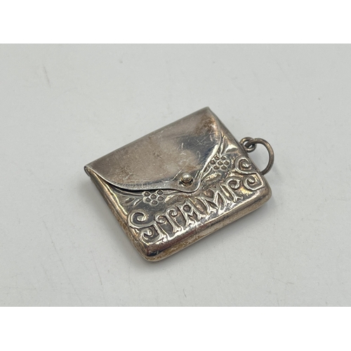 2020 - A .925 silver envelope stamp holder - approx. gross weight 7.5g and 2.5cm high x 3cm wide