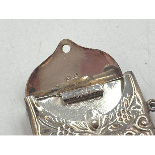 2020 - A .925 silver envelope stamp holder - approx. gross weight 7.5g and 2.5cm high x 3cm wide