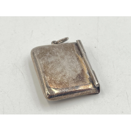 2020 - A .925 silver envelope stamp holder - approx. gross weight 7.5g and 2.5cm high x 3cm wide