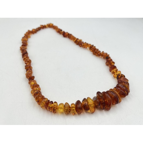 2031 - A vintage amber bead necklace - approx. gross weight 50g and approx. 68cm