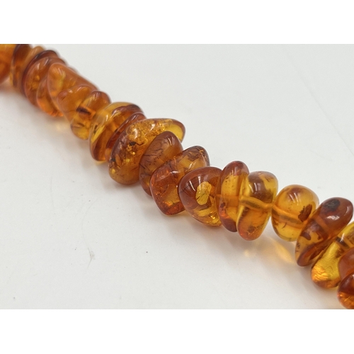 2031 - A vintage amber bead necklace - approx. gross weight 50g and approx. 68cm