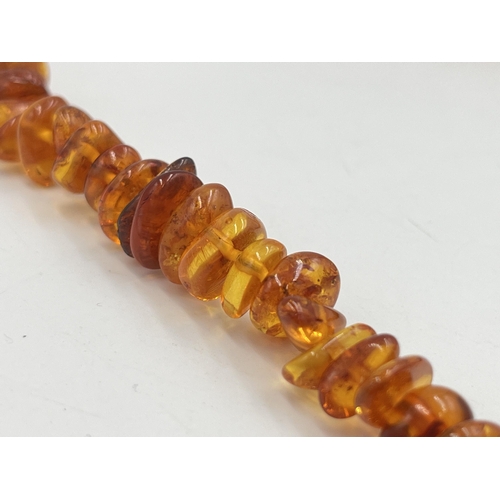 2031 - A vintage amber bead necklace - approx. gross weight 50g and approx. 68cm