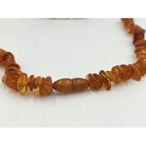 2031 - A vintage amber bead necklace - approx. gross weight 50g and approx. 68cm