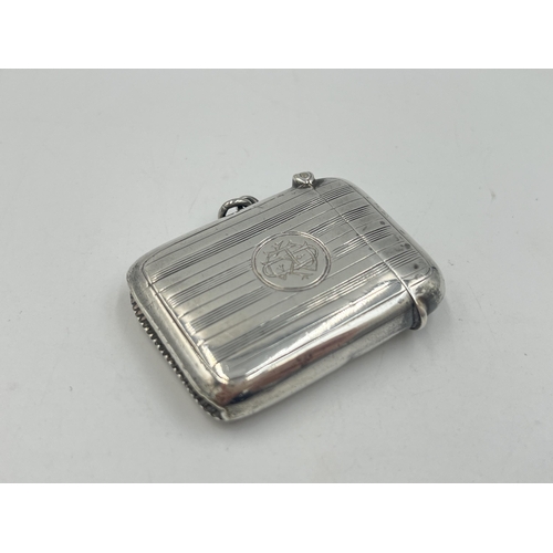 2035 - A George V John Rose hallmarked Birmingham silver vesta case, dated 1915 - approx. gross weight 22g