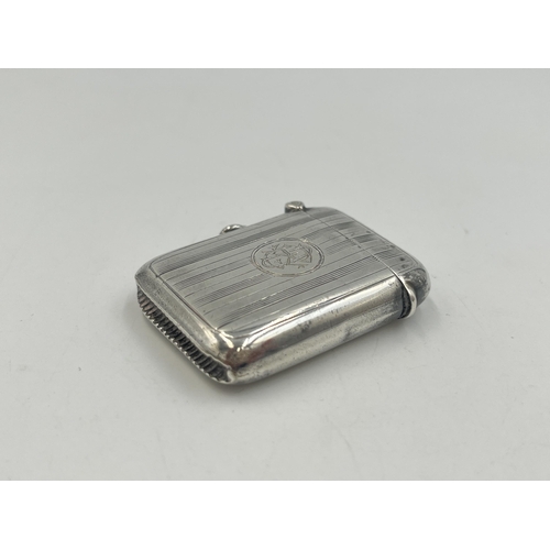 2035 - A George V John Rose hallmarked Birmingham silver vesta case, dated 1915 - approx. gross weight 22g