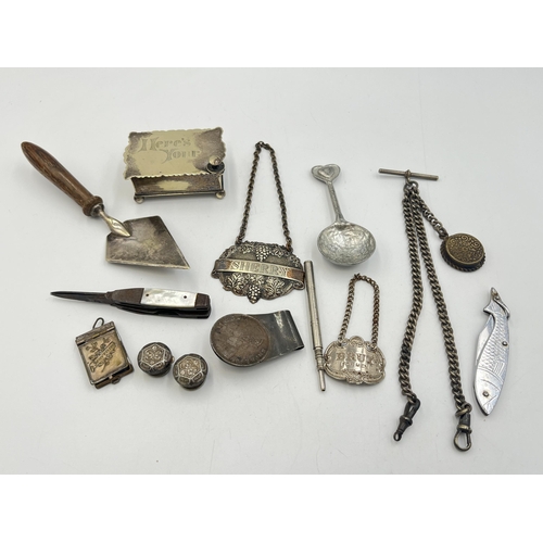 2059 - A collection of items to include EPNS miniature novelty trowel with turned wooden handle, early 20th... 