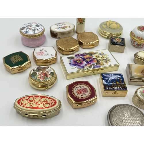 2065 - A collection of trinket/pill boxes to include Crummles 'Congratulations' enamel, Alastor enamel etc.