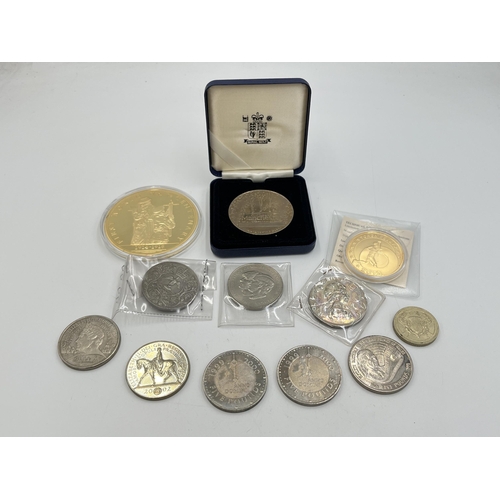 2087 - A collection of commemorative medallions and coins to include 1998, two 1999, 2000 and 2002 five pou... 