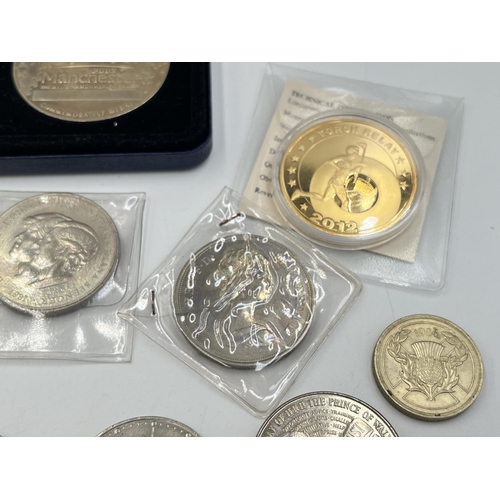 2087 - A collection of commemorative medallions and coins to include 1998, two 1999, 2000 and 2002 five pou... 