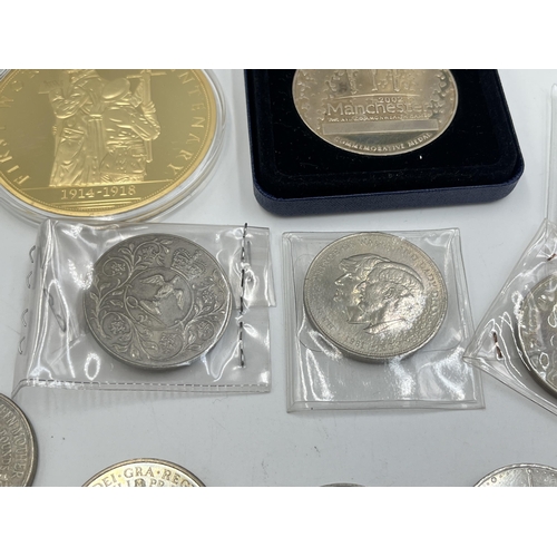 2087 - A collection of commemorative medallions and coins to include 1998, two 1999, 2000 and 2002 five pou... 