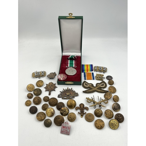 2090 - A collection of militaria to include boxed Women's Voluntary Service Medal, A.R.P sterling silver ba... 