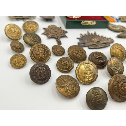 2090 - A collection of militaria to include boxed Women's Voluntary Service Medal, A.R.P sterling silver ba... 