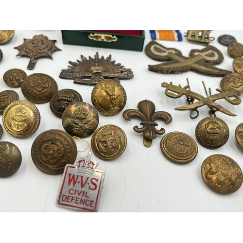 2090 - A collection of militaria to include boxed Women's Voluntary Service Medal, A.R.P sterling silver ba... 