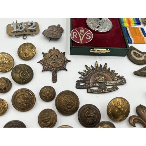 2090 - A collection of militaria to include boxed Women's Voluntary Service Medal, A.R.P sterling silver ba... 