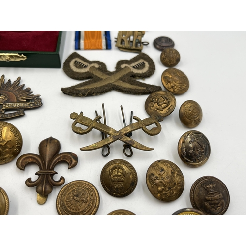 2090 - A collection of militaria to include boxed Women's Voluntary Service Medal, A.R.P sterling silver ba... 