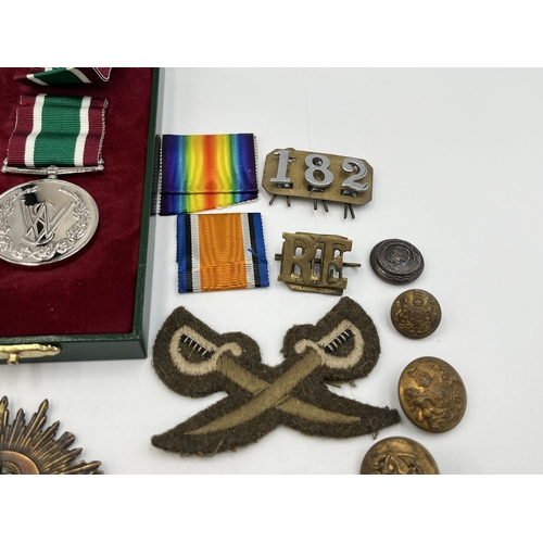 2090 - A collection of militaria to include boxed Women's Voluntary Service Medal, A.R.P sterling silver ba... 