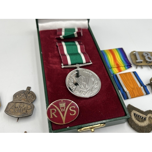 2090 - A collection of militaria to include boxed Women's Voluntary Service Medal, A.R.P sterling silver ba... 