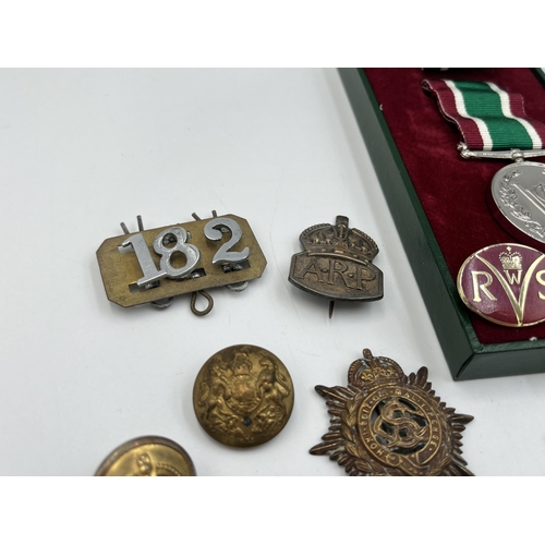 2090 - A collection of militaria to include boxed Women's Voluntary Service Medal, A.R.P sterling silver ba... 