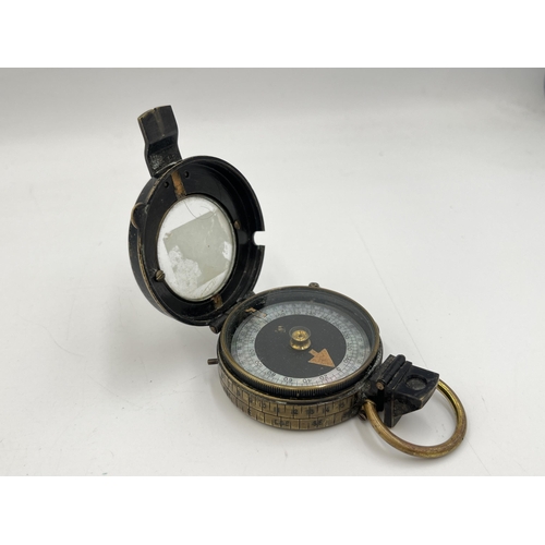 2091 - A WWI British military compass with Broad arrow mark - approx. 5.5cm diameter