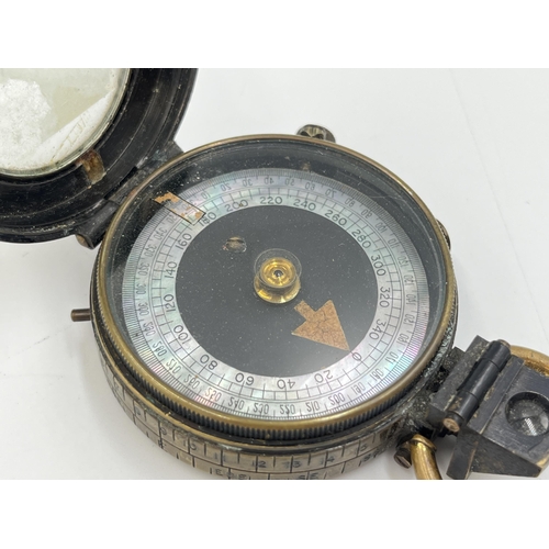 2091 - A WWI British military compass with Broad arrow mark - approx. 5.5cm diameter