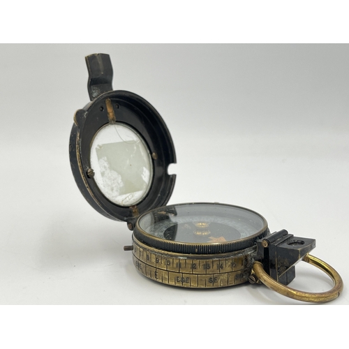 2091 - A WWI British military compass with Broad arrow mark - approx. 5.5cm diameter