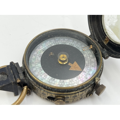 2091 - A WWI British military compass with Broad arrow mark - approx. 5.5cm diameter