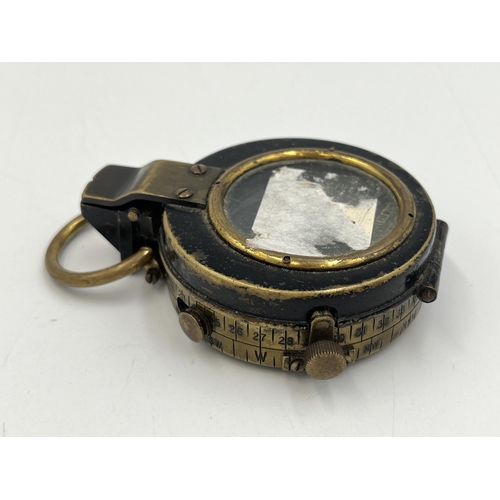 2091 - A WWI British military compass with Broad arrow mark - approx. 5.5cm diameter