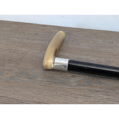 2067C - A Victorian horn handled ebonised walking cane with hallmarked Chester silver collar, dated 1898 - a... 